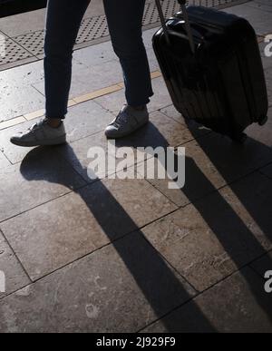 Passagers sur la plate-forme, silhouette, ombre, bagages à main, valise à roulettes, Gare TGV, Aix-en-Provence, Bouches-du-Rhône, France Banque D'Images