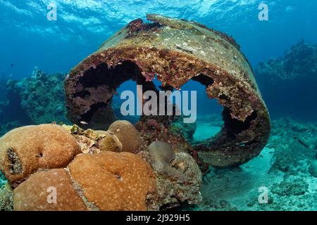 Une tourelle de canon, une épave, une épave sur fond sablonneux, le croiseur blindé espagnol Christobal Colon, a échoué dans la bataille navale au large de Santiago de Cuba le 03 Banque D'Images