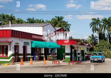 Station essence . Collantes Heights, car, car Lada Schiguli, Gran Parque Natural Topes de Collantes, Réserve naturelle, chaîne de montagnes d'Escambray via Banque D'Images