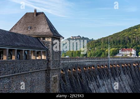 Barrage, mur de barrage du réservoir Edersee avec portier, barrage Edertal, Edertalsperre, Hôtel Ederseeblick, derrière Schloss Waldeck, Edertal, Kassel, Hesse Banque D'Images