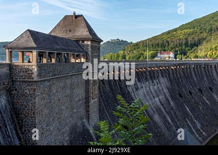 Barrage, mur de barrage du réservoir Edersee avec portier, barrage Edertal, Edertalsperre, Hôtel Ederseeblick, derrière Schloss Waldeck, Edertal, Kassel, Hesse Banque D'Images