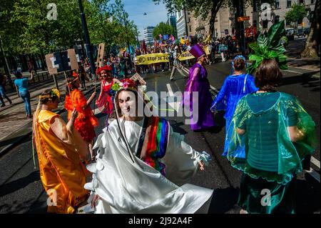 Rotterdam, pays-Bas, 19/05/2022, des activistes portant des vêtements colorés sont vus danser pendant la manifestation. Avec cette manifestation, l'organisation pour le climat, l'extinction Rebellion (XR), a lancé une campagne pour exiger la fin de l'industrie des fossiles et une transition vers un climat juste. Des centaines d'activistes se sont rassemblés à la gare centrale de Rotterdam, et de là ils ont défilé dans la ville, y compris plusieurs représentations artistiques. Cette campagne durera jusqu'au 24th mai et comptera sur plusieurs actions perturbatrices et des ateliers pour exiger une action d'urgence contre la crise climatique et écologique. Banque D'Images