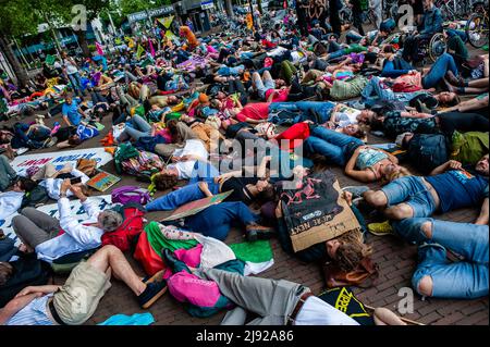 Rotterdam, pays-Bas, 19/05/2022, des centaines de militants du climat sont vus sur le terrain, prétendant être morts pendant la manifestation. Avec cette manifestation, l'organisation pour le climat, l'extinction Rebellion (XR), a lancé une campagne pour exiger la fin de l'industrie des fossiles et une transition vers un climat juste. Des centaines d'activistes se sont rassemblés à la gare centrale de Rotterdam, et de là ils ont défilé dans la ville, y compris plusieurs représentations artistiques. Cette campagne durera jusqu'au 24th mai et comptera sur plusieurs actions perturbatrices et des ateliers pour exiger une action d'urgence contre le Banque D'Images