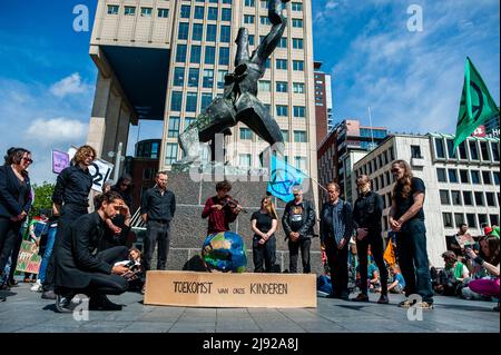 Rotterdam, pays-Bas, 19/05/2022, Un groupe d'activistes vu avec un cercueil qui représente la mort de mère Terre pendant la manifestation. Avec cette manifestation, l'organisation pour le climat, l'extinction Rebellion (XR), a lancé une campagne pour exiger la fin de l'industrie des fossiles et une transition vers un climat juste. Des centaines d'activistes se sont rassemblés à la gare centrale de Rotterdam, et de là ils ont défilé dans la ville, y compris plusieurs représentations artistiques. Cette campagne durera jusqu'au 24th mai et comptera sur plusieurs actions perturbatrices et des ateliers pour exiger une action d'urgence contre le Banque D'Images