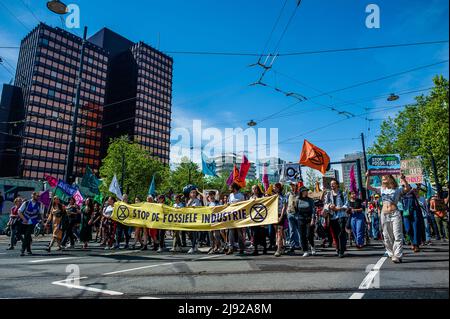 Rotterdam, pays-Bas, 19/05/2022, des centaines de militants du climat sont vus marcher tout en tenant des drapeaux XR pendant la manifestation. Avec cette manifestation, l'organisation pour le climat, l'extinction Rebellion (XR), a lancé une campagne pour exiger la fin de l'industrie des fossiles et une transition vers un climat juste. Des centaines d'activistes se sont rassemblés à la gare centrale de Rotterdam, et de là ils ont défilé dans la ville, y compris plusieurs représentations artistiques. Cette campagne durera jusqu'au 24th mai et comptera sur plusieurs actions perturbatrices, et des ateliers pour exiger une action d'urgence contre le climat et Banque D'Images