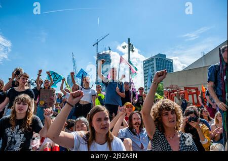 Rotterdam, pays-Bas, 19/05/2022, les militants du climat crient des slogans contre le changement climatique au cours de la manifestation. Avec cette manifestation, l'organisation pour le climat, l'extinction Rebellion (XR), a lancé une campagne pour exiger la fin de l'industrie des fossiles et une transition vers un climat juste. Des centaines d'activistes se sont rassemblés à la gare centrale de Rotterdam, et de là ils ont défilé dans la ville, y compris plusieurs représentations artistiques. Cette campagne durera jusqu'en mai 24th et comptera sur plusieurs actions perturbatrices et des ateliers pour exiger une action d'urgence contre le climat et l'environnement Banque D'Images