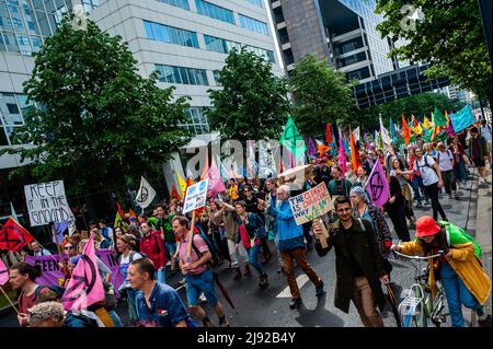 Extinction les militants de la rébellion sont vus marcher tout en tenant des drapeaux XR pendant la manifestation. Avec cette manifestation, l'organisation pour le climat, l'extinction Rebellion (XR), a lancé une campagne pour exiger la fin de l'industrie des fossiles et une transition vers un climat juste. Des centaines d'activistes se sont rassemblés à la gare centrale de Rotterdam, et de là ils ont défilé dans la ville, y compris plusieurs représentations artistiques. Cette campagne durera jusqu'au 24th mai et comptera sur plusieurs actions perturbatrices et des ateliers pour exiger une action d'urgence contre la crise climatique et écologique. (Photo d'Ana F Banque D'Images