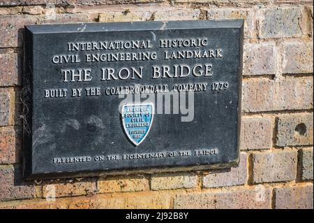 L'image est de la plaque commémorative qui commémore l'emblématique pont Ironbridge qui traverse la rivière Seven à Ironbridge. Banque D'Images