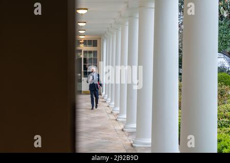 Washington, DC, États-Unis. 30th mars 2022. Le président Joe Biden se promène le long de la Colonnade Ouest de la Maison Blanche, le mercredi 30 mars 2022, jusqu'au Bureau ovale. (Photo par Erin Scott) crédit: White House/ZUMA Press Wire Service/ZUMAPRESS.com/Alamy Live News Banque D'Images