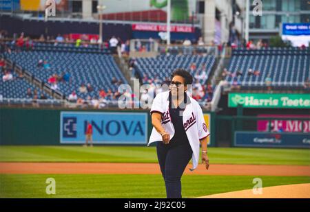 Washington, États-Unis d'Amérique. 11 mai 2022. Marcia Fudge, secrétaire au logement et au développement urbain, lance le premier terrain de cérémonie avant un match de baseball de la Ligue majeure entre les ressortissants de Washington et les mets de New York à Nationals Park, le 11 mai 2022, à Washington, D.C., crédit: Sammy Mayo Jr/États-Unis Logement et développement urbain/Alamy Live News Banque D'Images