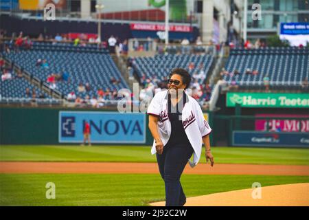 Washington, États-Unis d'Amérique. 11 mai 2022. Marcia Fudge, secrétaire au logement et au développement urbain, lance le premier terrain de cérémonie avant un match de baseball de la Ligue majeure entre les ressortissants de Washington et les mets de New York à Nationals Park, le 11 mai 2022, à Washington, D.C., crédit: Sammy Mayo Jr/États-Unis Logement et développement urbain/Alamy Live News Banque D'Images