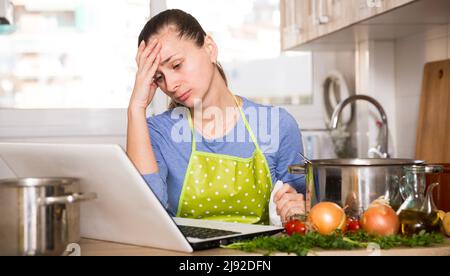 Femme frustrée à la recherche d'une recette Banque D'Images