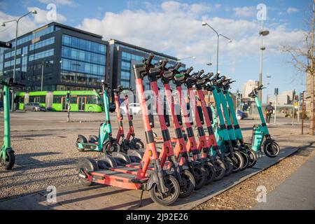 Malmö, Suède, avril 20th 2022 : scooters électriques garés et prêts à être utilisés à Malmö, mobilité durable et écologique Banque D'Images