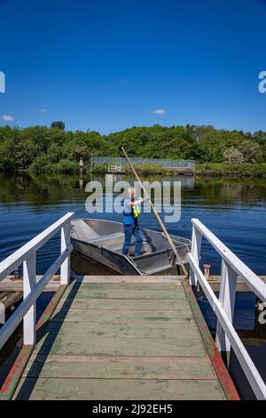 Mai 2022. Ferryman Kevin Wilkinson prend sa retraite après près de 20 ans d'exploitation de l'historique Penny Ferry, qui traverse le canal des navires de Manchester à Thelwall Banque D'Images