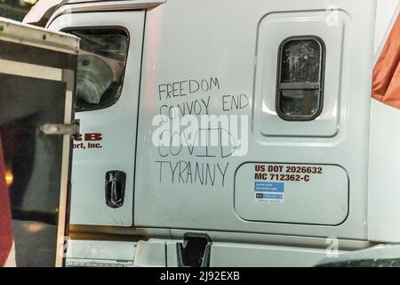 OTTAWA, ONTARIO, CANADA : 28th janvier 2022 : le camion dit que le convoi de la liberté termine la tyrannie Covid lors du blocus contre les mandats du coronavirus. Banque D'Images