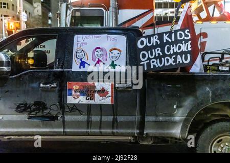 OTTAWA, ONTARIO, CANADA: 28th janvier 2022: Sign On Truck lit nos enfants de notre choix Trudeau lors de la manifestation du convoi de la liberté contre les lois sur les cavières. Banque D'Images