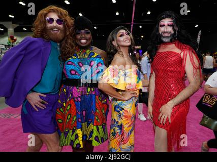 Participants au cours du 2022 RuPaul DragCon, jour 2, qui s'est tenu au Centre DES congrès DE LA à Los Angeles, Californie, le vendredi 14 mai 2022. Photo de Jennifer Graylock-Graylock.com Banque D'Images