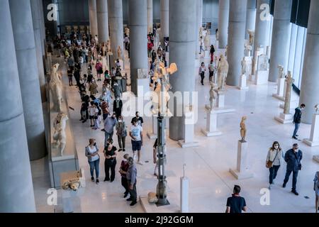 Athènes, Grèce. 18th mai 2022. Les touristes et les habitants visitent le musée de l'Acropole d'Athènes et bénéficient d'une entrée gratuite dans le cadre des célébrations de la Journée internationale des musées. Crédit : Pacific Press Media production Corp./Alay Live News Banque D'Images