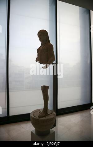 Athènes, Grèce. 18th mai 2022. Les touristes et les habitants visitent le musée de l'Acropole d'Athènes et bénéficient d'une entrée gratuite dans le cadre des célébrations de la Journée internationale des musées. Crédit : Pacific Press Media production Corp./Alay Live News Banque D'Images