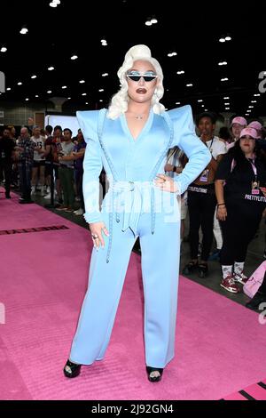 La Vivienne pose au 2022 Rupaul DragCon, jour 1, qui s'est tenu au Centre DES congrès DE LA à Los Angeles, Californie, le vendredi 13 mai 2022. Photo de Jennifer Graylock-Graylock.com 917-519-7666 Banque D'Images