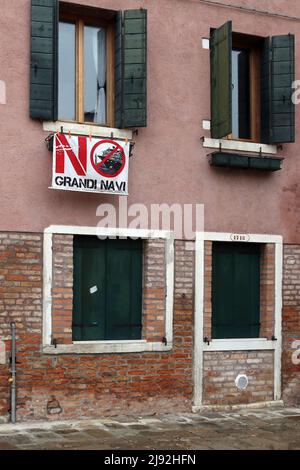 18.11.2016, Veneig, Vénétie, Italie - affiche de protestation contre le tourisme de masse par les navires de croisière pend sur un seuil de fenêtre. 00S161118D436CAROEX.JPG [VERSION DU MODÈLE Banque D'Images