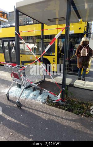 30.11.2019, Berlin, , Allemagne - vandalisme: Vitre d'un abri de bus BVG a été écrasé. 00S191130D146CAROEX.JPG [AUTORISATION DU MODÈLE : NON, AUTORISATION DU PROPRIÉTAIRE : Banque D'Images