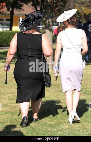 13.09.2020, Iffezheim, Bade-Wurtemberg, Allemagne - femmes habillées avec élégance sur l'hippodrome. 00S200913D411CAROEX.JPG [AUTORISATION DU MODÈLE : NON, PROPRIÉTÉ R Banque D'Images