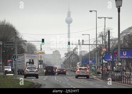 08.01.2021, Berlin, , Allemagne - circulation routière sur Karl-Marx-Allee près de Frankfurter Tor. 00S210108D416CAROEX.JPG [AUTORISATION DU MODÈLE : NON, AUTORISATION DU PROPRIÉTAIRE : NON Banque D'Images