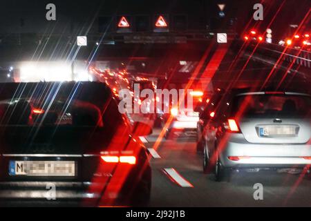 19.01.2021, Berlin, , Allemagne - trafic bloqué sur le A100 la nuit. 00S210119D517CAROEX.JPG [AUTORISATION DU MODÈLE : NON, AUTORISATION DU PROPRIÉTAIRE : NON (c) images de CARO / S. Banque D'Images