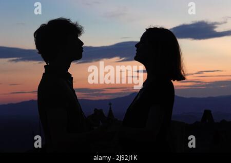 18.07.2021, Bolsena, Viterbo, Italie - Silhouette: Jeune couple regardant l'un l'autre dans l'amour. 00S210718D546CAROEX.JPG [AUTORISATION DU MODÈLE : NON, PROPRIÉTÉ REL Banque D'Images