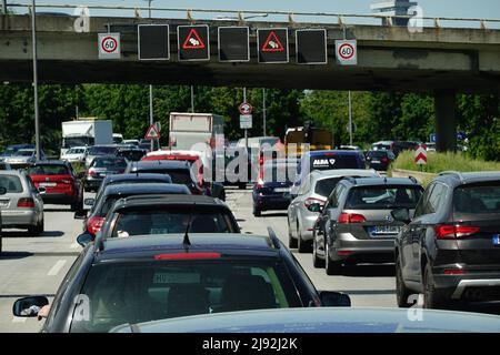 03.06.2021, Berlin, , Allemagne - embouteillages sur la A100 en direction du nord à l'échangeur de Funkturm. 00S210603D563CAROEX.JPG [AUTORISATION DU MODÈLE : NON, PROPRIÉTÉ R Banque D'Images