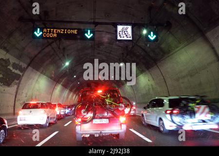 17.07.2021, Orvieto, Terni, Italie - embouteillages dans un tunnel sur le A1. 00S210717D544CAROEX.JPG [AUTORISATION DU MODÈLE : NON, AUTORISATION DU PROPRIÉTAIRE : NON (c) image de CARO Banque D'Images