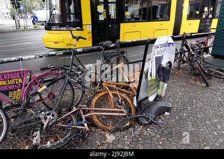 23.09.2021, Berlin, , Allemagne - vélos cassés sur le bord de la route. 00S210923D006CAROEX.JPG [AUTORISATION DU MODÈLE : NON, AUTORISATION DU PROPRIÉTAIRE : NON (c) image de CARO Banque D'Images