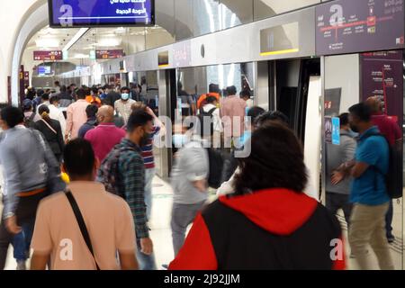 22.02.2022, Doha, , Qatar - personnes dans la station de métro Mcheireb. 00S220222D343CAROEX.JPG [AUTORISATION DU MODÈLE: NON, AUTORISATION DU PROPRIÉTAIRE: NON (c) caro images / Sorg Banque D'Images