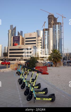 22.02.2022, Doha, , Qatar - vue sur la ville. 00S220222D334CAROEX.JPG [AUTORISATION DU MODÈLE: NON, AUTORISATION DU PROPRIÉTAIRE: NON (c) caro images / Sorge, http://www.caro-image Banque D'Images