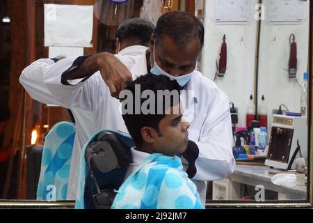 22.02.2022, Doha, , Qatar - les jeunes se couper les cheveux par un barbier. 00S220222D372CAROEX.JPG [AUTORISATION DU MODÈLE : NON, AUTORISATION DU PROPRIÉTAIRE : NON (c) images de CARO / Banque D'Images