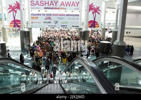 Les participants entrent au 2022 Rupaul DragCon, jour 1, qui s'est tenu au Centre DE congrès LA à Los Angeles, Californie, le vendredi 13 mai 2022. Photo de Jennifer Graylock-Graylock.com 917-519-7666 Banque D'Images