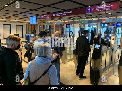 27.02.2022, Schoenefeld, Brandebourg, Allemagne - voyageurs attendant dans le terminal de l'aéroport BER à l'entrée avant le contrôle automatisé des frontières. Banque D'Images