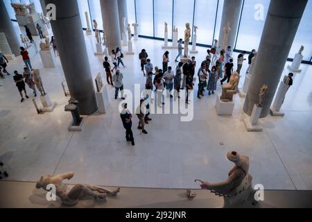 Athènes, Grèce. 18th mai 2022. Les touristes et les habitants visitent le musée de l'Acropole d'Athènes et bénéficient d'une entrée gratuite dans le cadre des célébrations de la Journée internationale des musées. (Credit image: © Dimitris Aspiotis/Pacific Press via ZUMA Press Wire) Banque D'Images