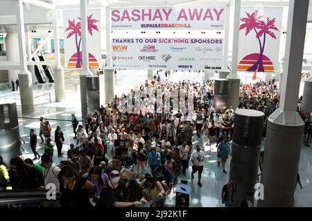 Les participants entrent au 2022 Rupaul DragCon, jour 1, qui s'est tenu au Centre DE congrès LA à Los Angeles, Californie, le vendredi 13 mai 2022. Photo de Jennifer Graylock-Graylock.com 917-519-7666 Banque D'Images