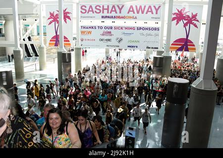 Les participants entrent au 2022 Rupaul DragCon, jour 1, qui s'est tenu au Centre DE congrès LA à Los Angeles, Californie, le vendredi 13 mai 2022. Photo de Jennifer Graylock-Graylock.com 917-519-7666 Banque D'Images