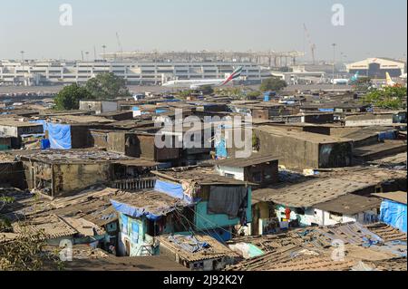 10.12.2011, Mumbai, Maharashtra, Inde - vue sur les toits d'une ville de Shanty à Shivaji Nagar à l'aéroport international Chhatrapati Shivaji Mahara Banque D'Images