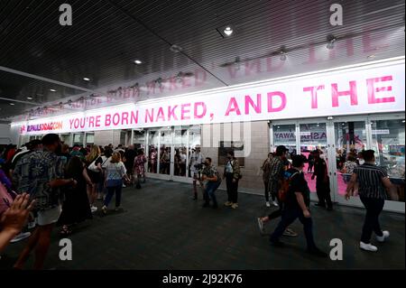 Les participants entrent au 2022 Rupaul DragCon, jour 1, qui s'est tenu au Centre DE congrès LA à Los Angeles, Californie, le vendredi 13 mai 2022. Photo de Jennifer Graylock-Graylock.com 917-519-7666 Banque D'Images