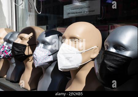 16.04.2022, Berlin, , Allemagne - Europe - Affichage et sélection de divers anti-coronavirus (Covid-19) masques de visage sur les têtes de mannequin à l'extérieur d'un magasin Banque D'Images