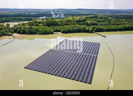 10.05.2022, Haltern, Rhénanie-du-Nord-Westphalie, Allemagne - le plus grand parc solaire flottant d'Allemagne. 5 800 éléments photovoltaïques produisent 3 millions de kilowattheures Banque D'Images