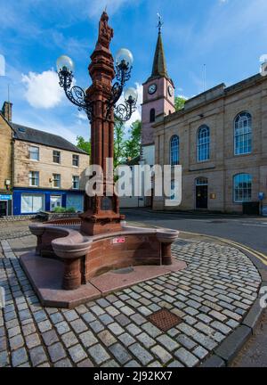 La Fontaine du Jubilé et la Cour du shérif et juge de la Cour de la paix sur la place du marché, Jedburgh, frontières écossaises, Écosse Banque D'Images