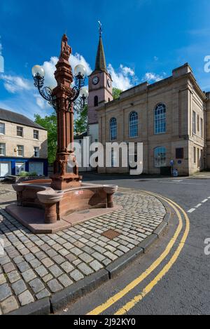 La Fontaine du Jubilé et la Cour du shérif et juge de la Cour de la paix sur la place du marché, Jedburgh, frontières écossaises, Écosse Banque D'Images