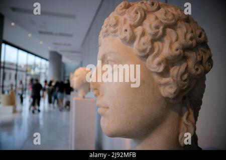 Athènes, Grèce. 18th mai 2022. Les touristes et les habitants visitent le musée de l'Acropole d'Athènes et bénéficient d'une entrée gratuite dans le cadre des célébrations de la Journée internationale des musées. (Credit image: © Dimitris Aspiotis/Pacific Press via ZUMA Press Wire) Banque D'Images