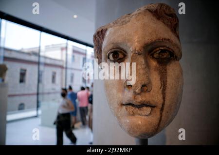 Athènes, Grèce. 18th mai 2022. Les touristes et les habitants visitent le musée de l'Acropole d'Athènes et bénéficient d'une entrée gratuite dans le cadre des célébrations de la Journée internationale des musées. (Credit image: © Dimitris Aspiotis/Pacific Press via ZUMA Press Wire) Banque D'Images