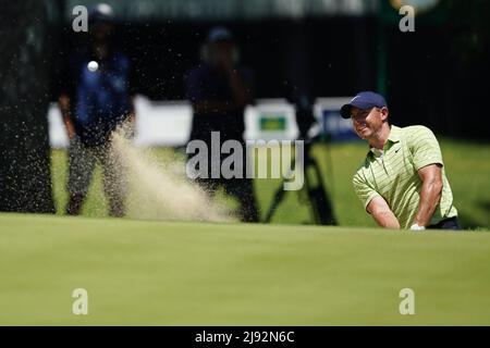 Tulsa, États-Unis. 19th mai 2022. Rory McIlroy joue son deuxième tir d'un bunker sur le huitième trou dans le premier tour pendant le championnat PGA au Southern Hills Country Club à Tulsa, Oklahoma, le jeudi 19 mai 2022. Photo de Kyle Rivas/UPI crédit: UPI/Alay Live News Banque D'Images